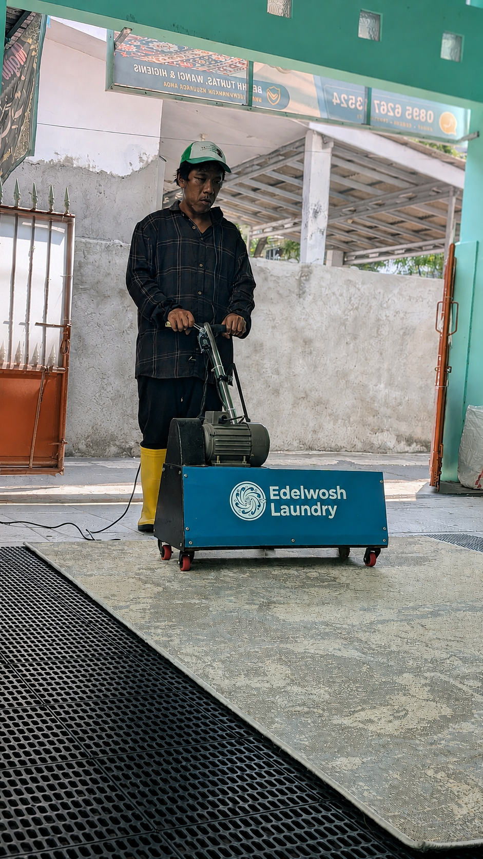 Proses cuci karpet di workshop