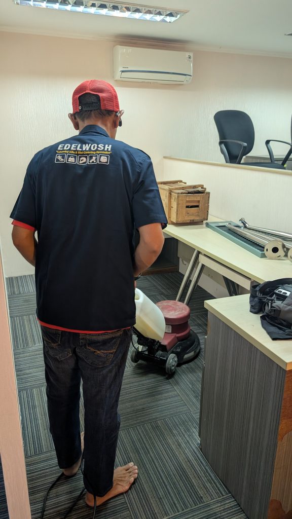 Proses cleaning karpet kantor Edelwosh