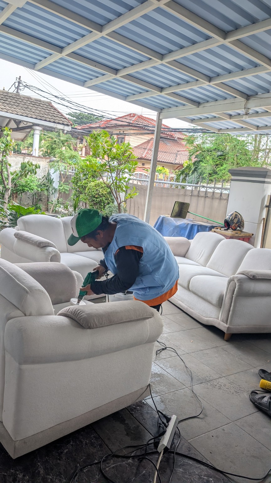 Proses cuci sofa Edelwosh di lokasi